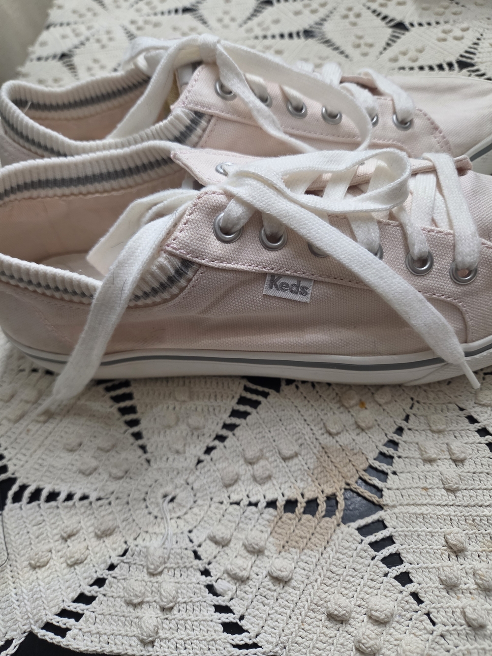 Classic Women's Low-Top Canvas Sneakers in Light Pink, Size 9